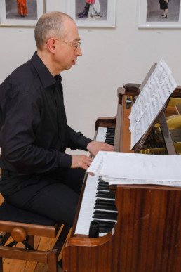 Jascha Nemtsov am Klavier, 1. Musik-Werkstatt der Ephraim Veitel Stiftung, Foto: Matthias Reichelt